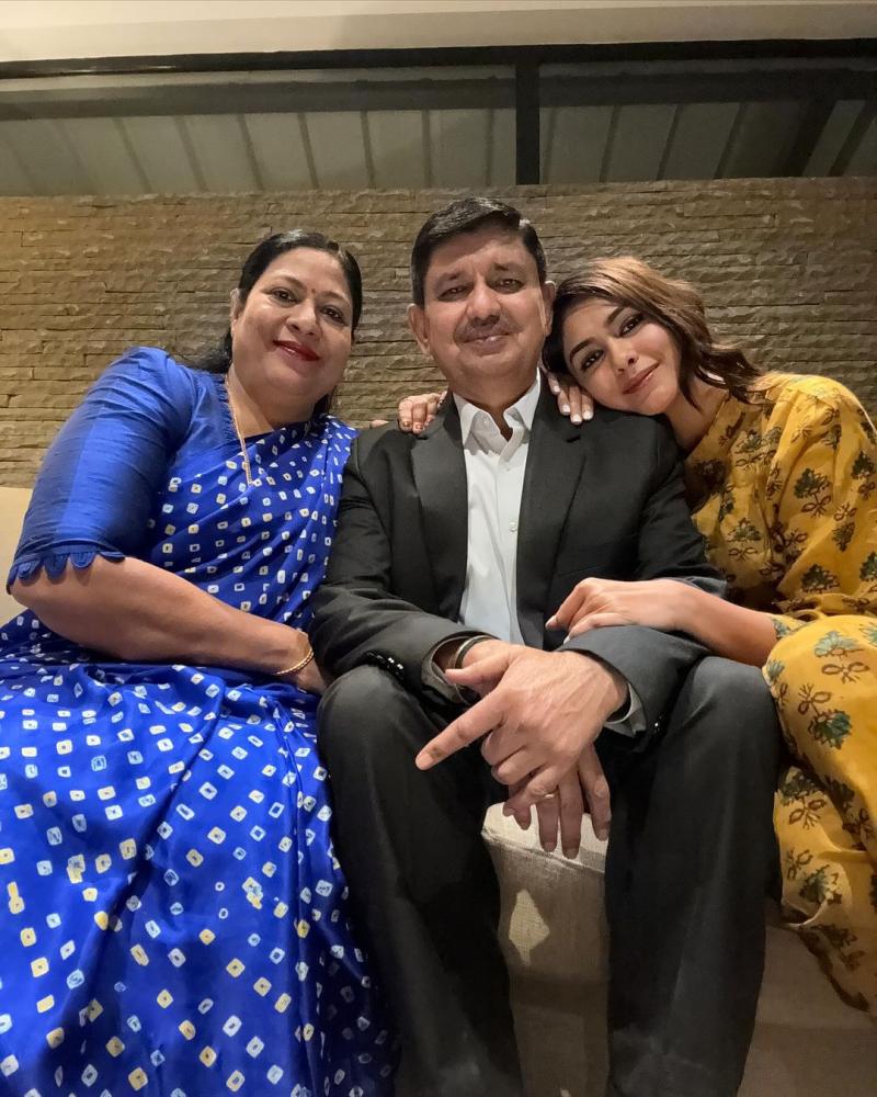 mrunal-thakur-cuteness-photos